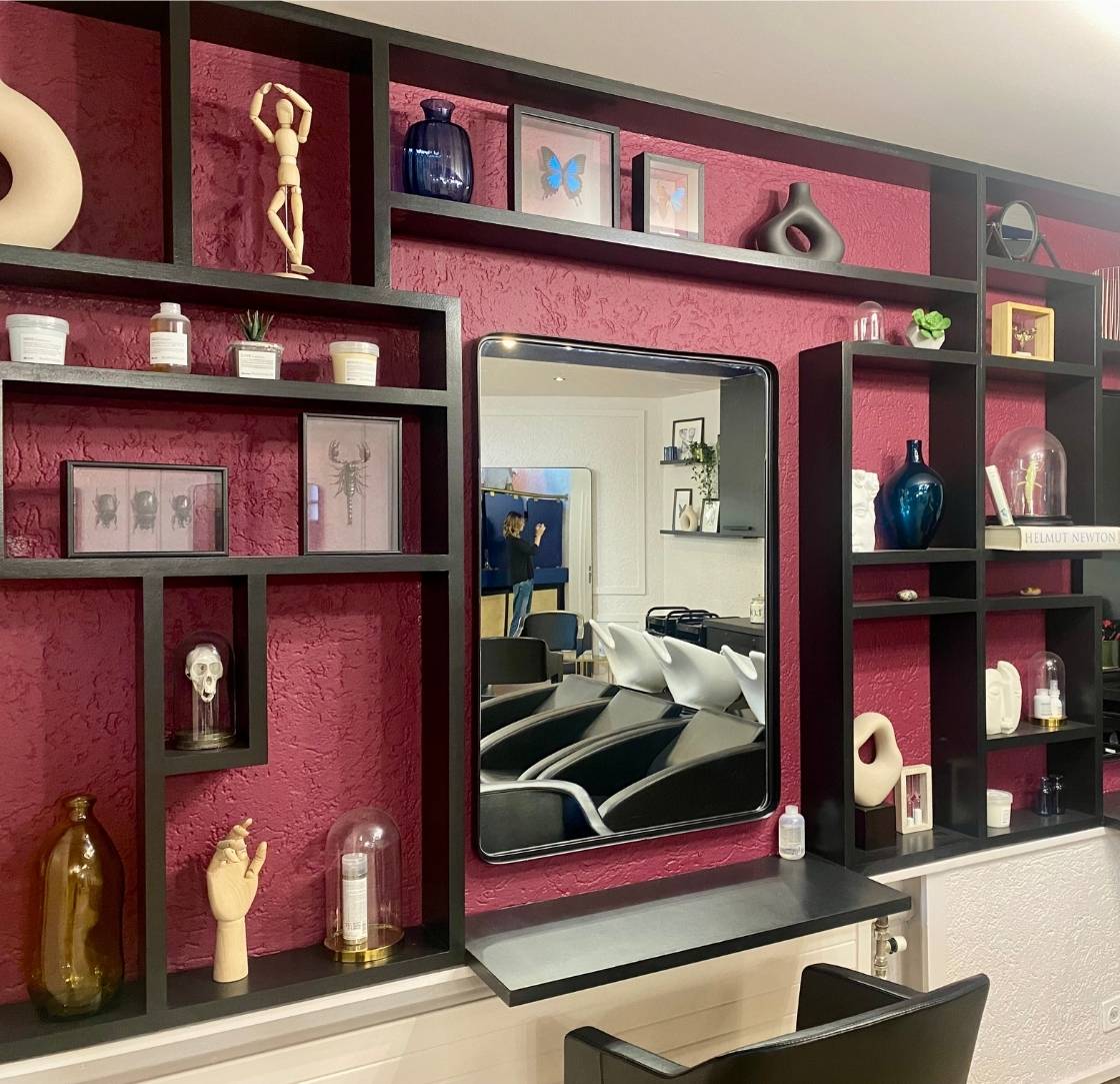 Bibliothèque du salon de coiffure à Genève rénové par l'architecte d'intérieur Sophie Jacquemin Interior Design à Genève