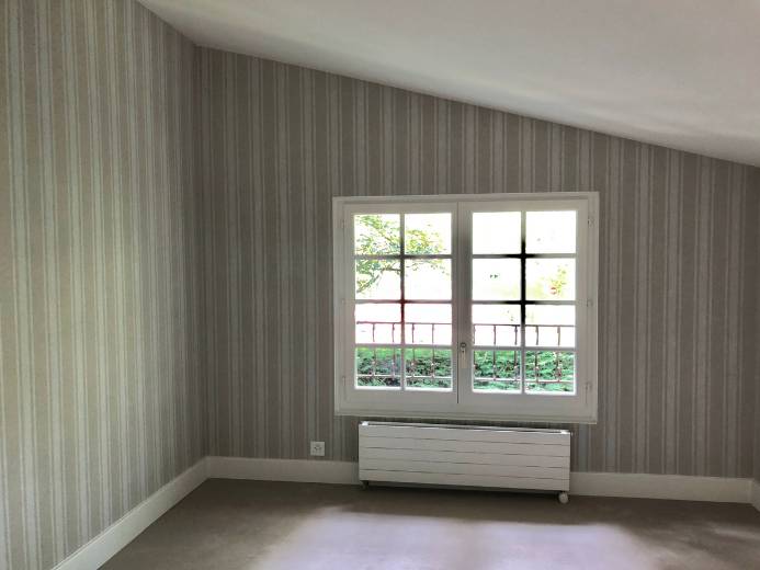 Chambre avec papier peint d'une maison de 350m2 rénové par l'architecte d'intérieur Sophie Jacquemin Interior Design basée à Genève