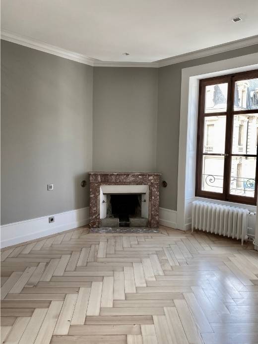 Cheminée d'angle avec parquet rénovée par l'architecte d'intérieur Sophie Jacquemin Interior Design basée à Genève