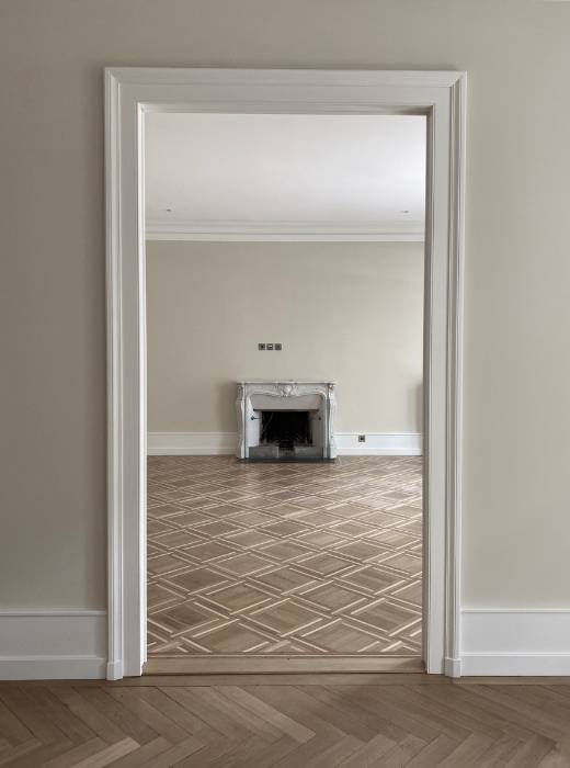 Encadrure de la cheminée rénovée par l'architecte d'intérieur Sophie Jacquemin Interior Design basée à Genève