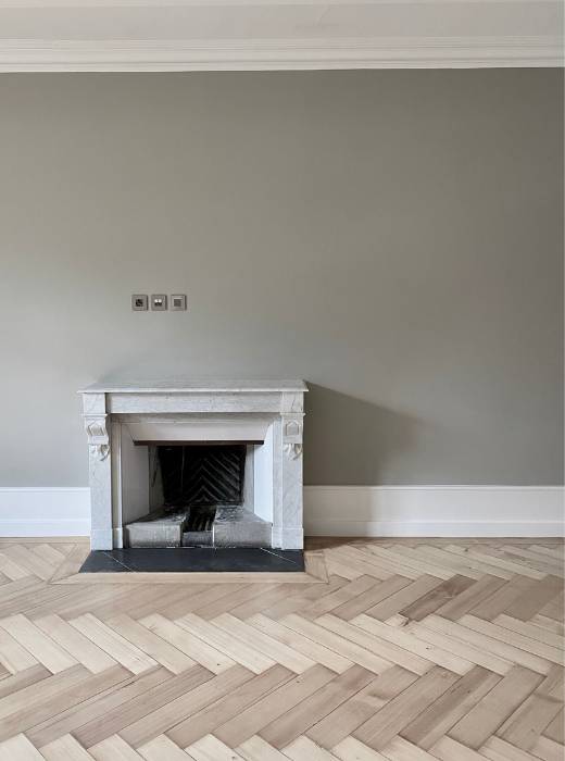 Cheminée avec parquet rénovée par l'architecte d'intérieur Sophie Jacquemin Interior Design basée à Genève