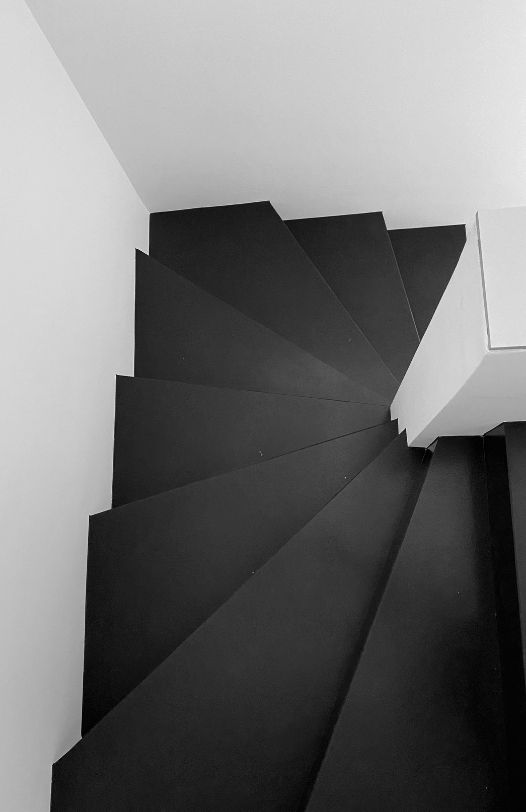 Escalier en marbre du Zimbabwe d'une villa à Megève rénové par l'architecte d'intérieur Sophie Jacquemin Interior Design basée à Genève