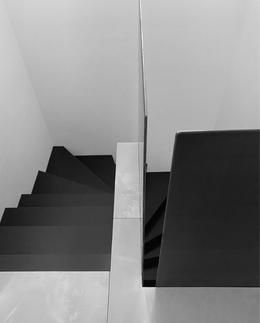 Escalier en marbre du Zimbabwe rénové par l'architecte d'intérieur Sophie Jacquemin Interior Design basée à Genève