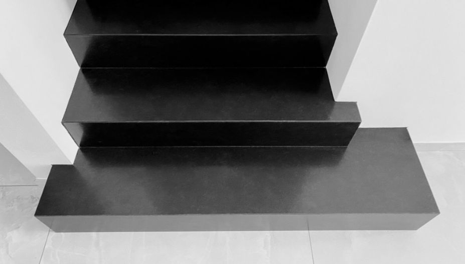Escalier en marbre du Zimbabwe rénové par l'architecte d'intérieur Sophie Jacquemin Interior Design basée à Genève