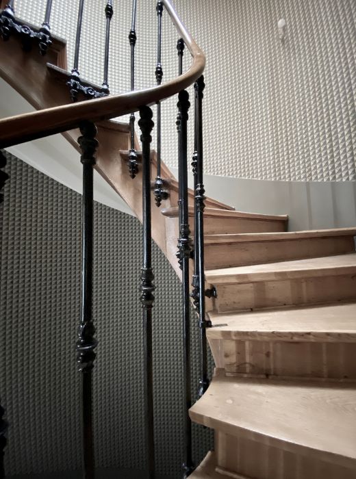 Escalier tournant rénové par l'architecte d'intérieur Sophie Jacquemin Interior Design basée à Genève