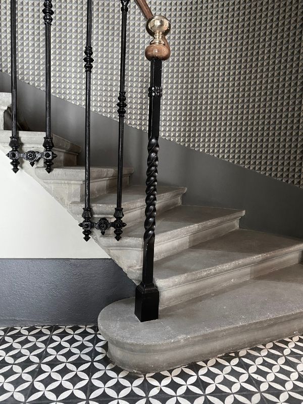 Escalier en pierre et fer forgé rénové par l'architecte d'intérieur Sophie Jacquemin Interior Design basée à Genève