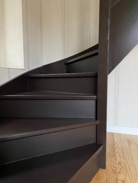 Zoom sur un escalier en bois d'un appartement contemporain à Lyon rénové par l'architecte d'intérieur Sophie Jacquemin Interior Design basée à Genève