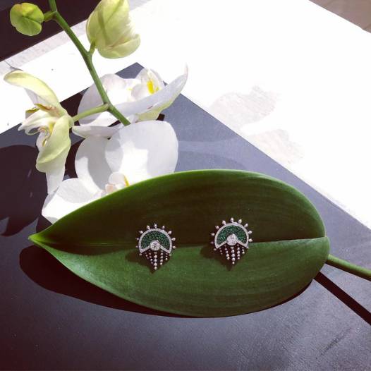 Scénographie de haute joaillerie effectuée par l'architecte d'intérieur Sophie Jacquemin Interior Design à Genève, zoom sur une paire de boucles d'oreilles