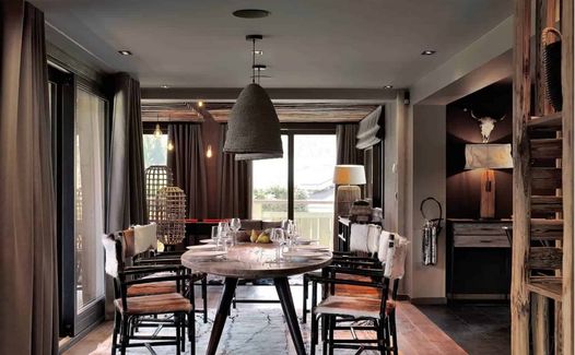 Salle à manger du chalet à Megève de 250m2 rénové par l'architecte d'intérieur Sophie Jacquemin Interior Design basée à Genève