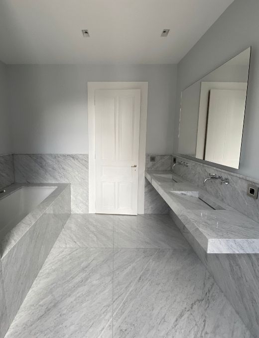 Salle de bains avec double vasque, rénovée par l'architecte d'intérieur Sophie Jacquemin Interior Design basée à Genève