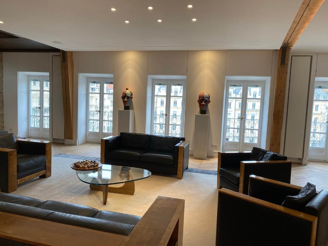 Salon d'appartement contemporain à Lyon rénové par l'architecte d'intérieur Sophie Jacquemin Interior Design basée à Genève