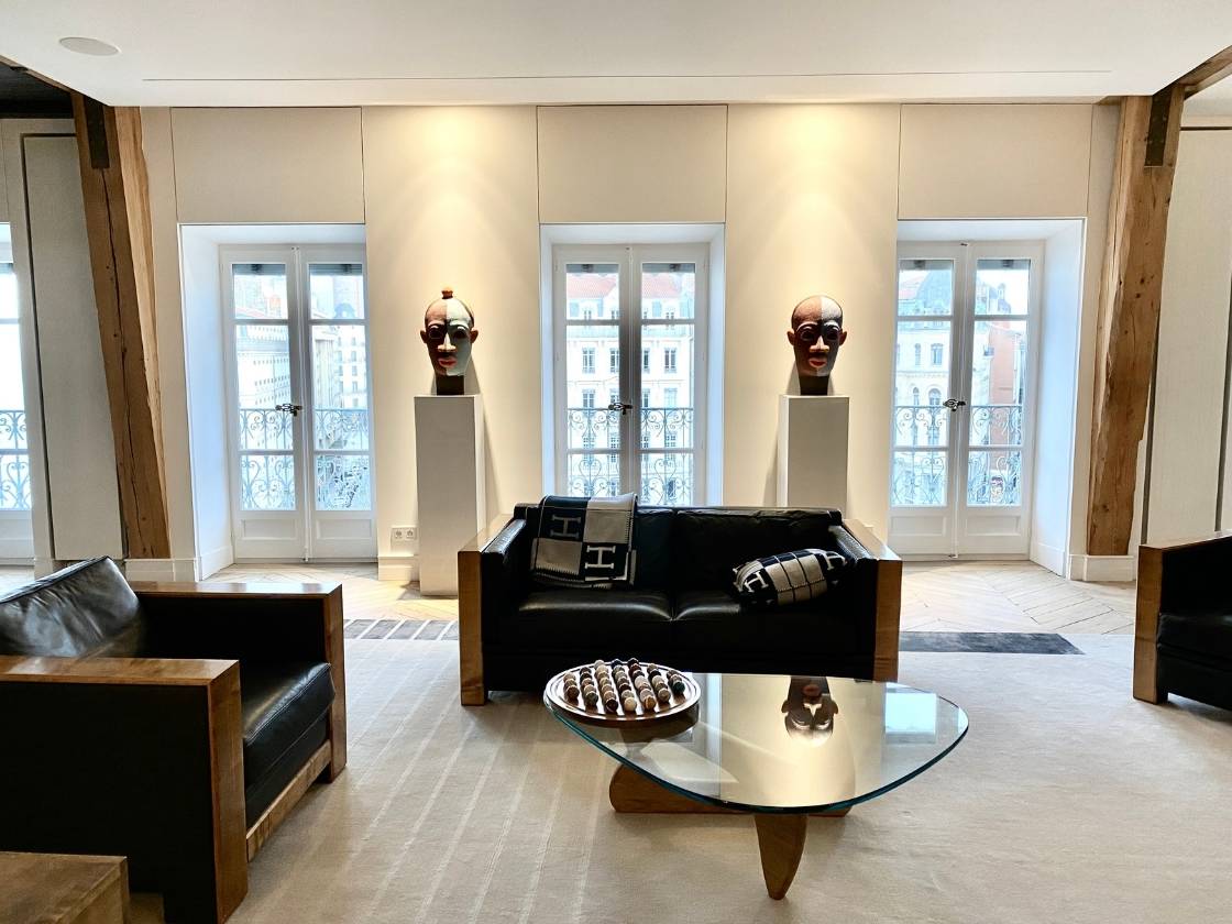 Appartement contemporain à Lyon rénové par l'architecte d'intérieur Sophie Jacquemin Interior Design basée à Genève avec sa table basse et son jeu d'échecs