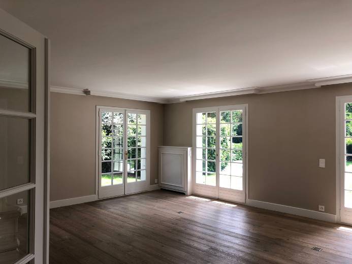 Salon ensoleillé d'une maison de 350m2 rénové par l'architecte d'intérieur Sophie Jacquemin Interior Design basée à Genève