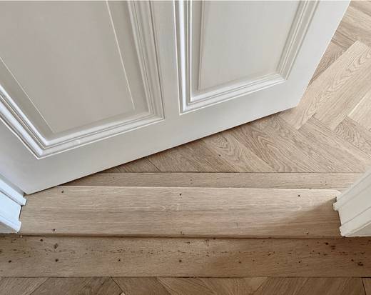 Seuil invisible du parquet rénové par l'architecte d'intérieur Sophie Jacquemin Interior Design basée à Genève