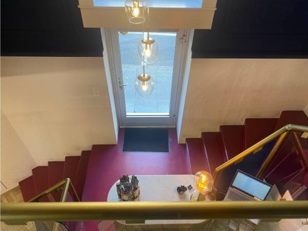 Vue de l'entrée du salon de coiffure à Genève rénové par l'architecte d'intérieur Sophie Jacquemin Interior Design à Genève